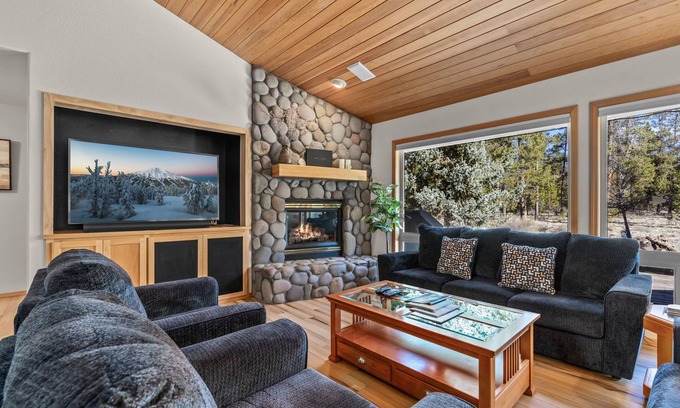Deer Park Casa | New! Next to Deschutes National Forest- SHARC Passes ~ Private Hot Tub