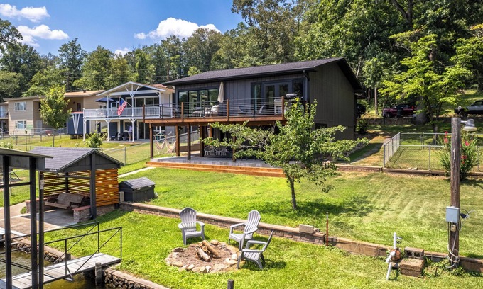 Piney Casa | NEW Obsidian Oasis - Lakefront Luxury - kayaks, paddle boards … fun in the sun!