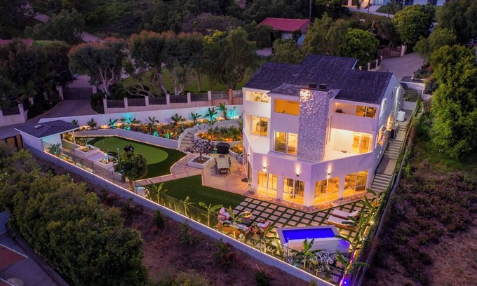 Western Malibu Casa | NEW!!! Ocean View Malibu Modern Home w/ Mini Golf & Spa