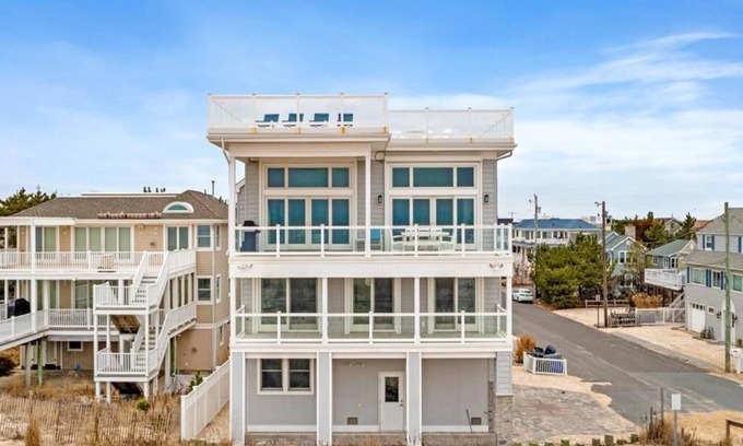 North Beach Haven Casa | New Oceanfront in Peahala Park . Sleeps 11 .