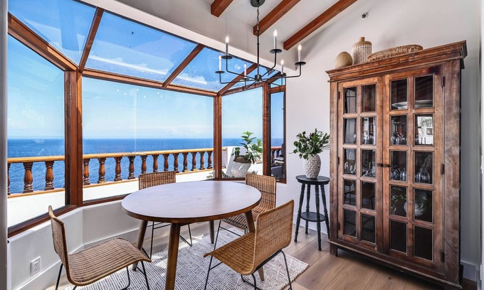 Catalina Island Condominio | New Oceanfront Villa in Hamilton Cove. Golf Cart, Terrace + Easy Access