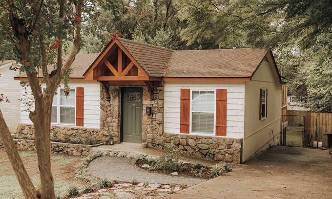 Hot Springs Cabaña | NEW! Off to the Races! Charming Cottage Close to Oaklawn Racing!