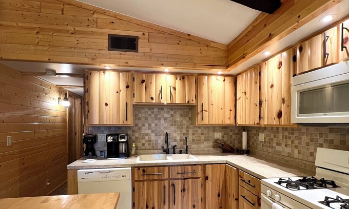 Presque Isle Cabina | New! On water! Large Yard!