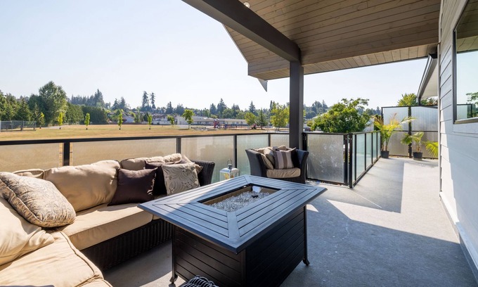 Langley Casa | **NEW** Open & Bright Home in Langley With Parking for Truck & Trailer