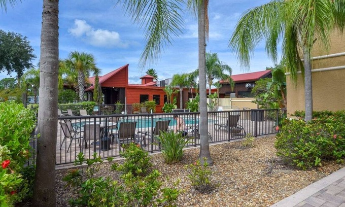 National Gardens Condominio | NEW! Ormond Beach Retreat! WiFi and Pool!