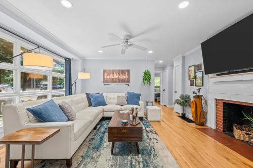 Downtown Casa | New Owners! Downtown Corner Cottage-Pet Friendly