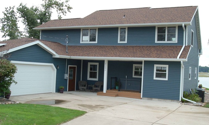 Weyauwega Casa | New owners, fresh remodel - Lakehouse with 100' of sandy frontage on White Lake!