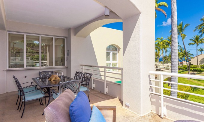 Wailea Condominio | New! Palms 702 - Romantic Retreat - Split AC in Bedroom - Open-Air Living Area