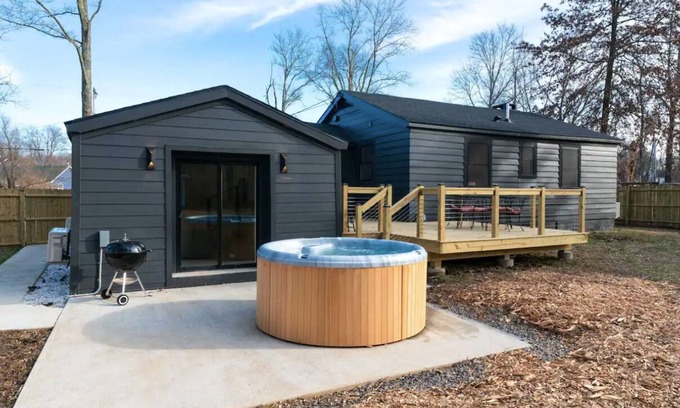 New Paltz Casa | New Paltz Zen Wellness Cabin w/ Hot Tub