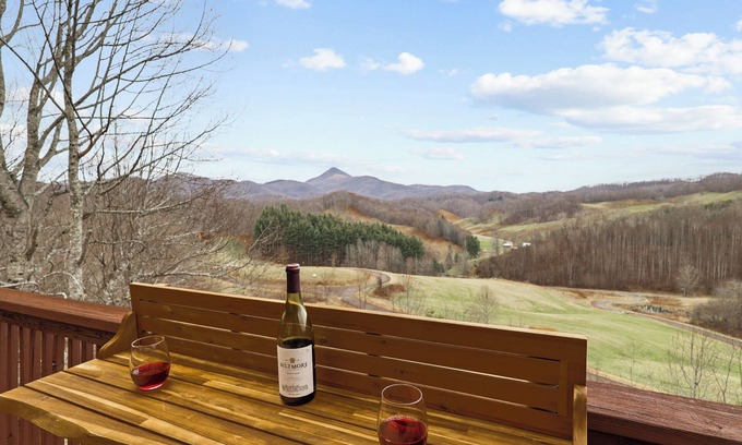 Ashe County Cabina | NEW!! Paradise Valley Hideaway | Stunning MTN views
