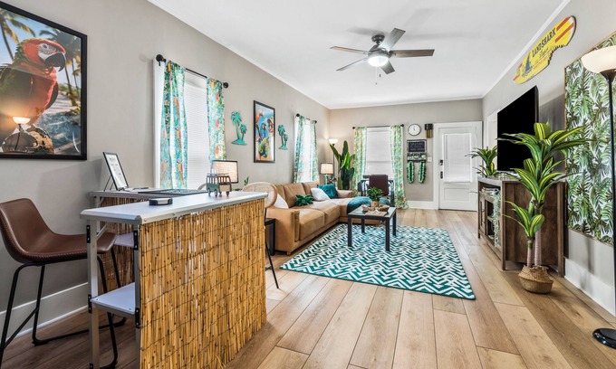Piqua Casa | NEW-Parrot Head Haven-3BR-1BA-Themed-Bar-Patio