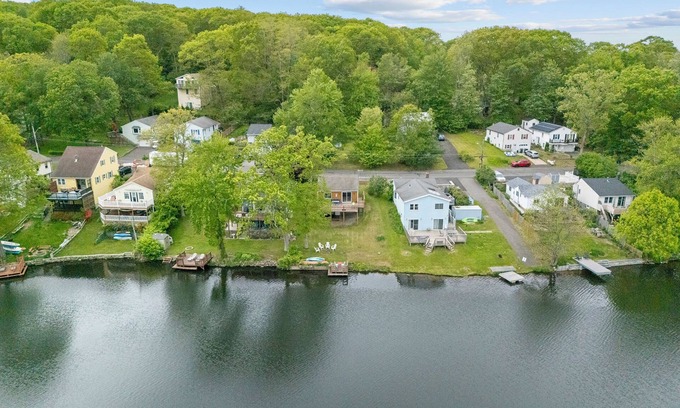 Plymouth Casa | NEW! Peaceful lakefront Getaway house