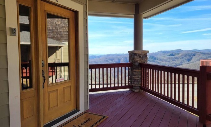 Wolf Laurel Cabina | New! Peaceful Mountain Views, Deck, Trails nearby, Pool Table.