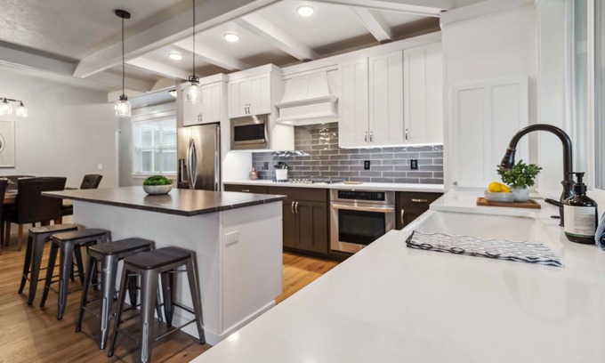 Eagle Casa | NEW! Peaceful Parkside Escape | High-End Kitchen | Screened Patio | BBQ | Steps to River Greenbelt