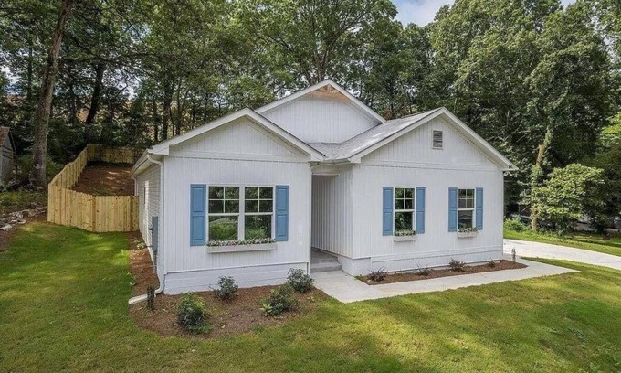 Emerson Casa | New pet-friendly home less than a mile to LakePoint Sports Complex!