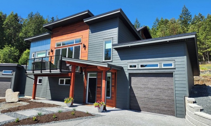 Regional District of Nanaimo Casa | New pet friendly house with amazing mountain and water views