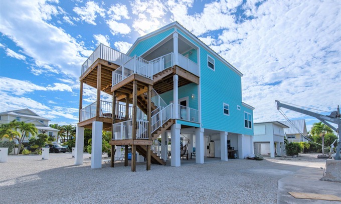 Breezeswept Beach Estates Casa | New Pool & built in Jacuzzi, Ocean views, 2 large decks, Quick Access to Water.
