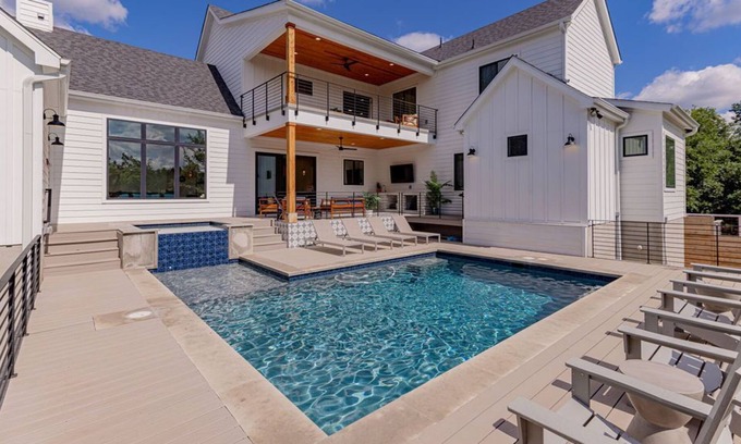 Austin Casa | *NEW* Pool | Hot Tub | Sleeps 15 - WalkerVR Canyon Moon