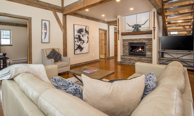 Gallatin Gateway Casa | NEW! Private Hot Tub, minutes to Town Center & Big Sky Resort - Primrose Hideaway