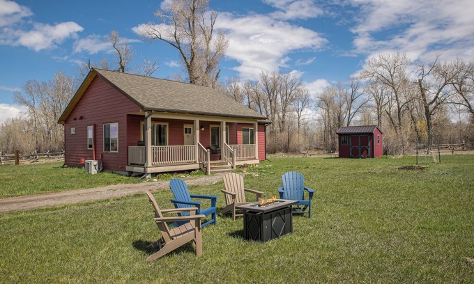 Bozeman Casa | NEW! Private River access with spectacular views of Gallatin Gateway