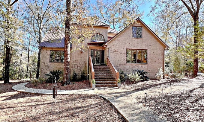 Daphne Casa | New Property Alert! Check out this MASSIVE Luxury House. Pet Friendly!