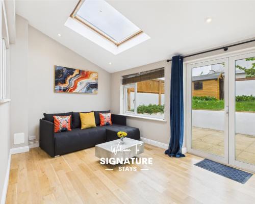 Cheltenham Casa | NEW Queens Road Property by Signature Stays