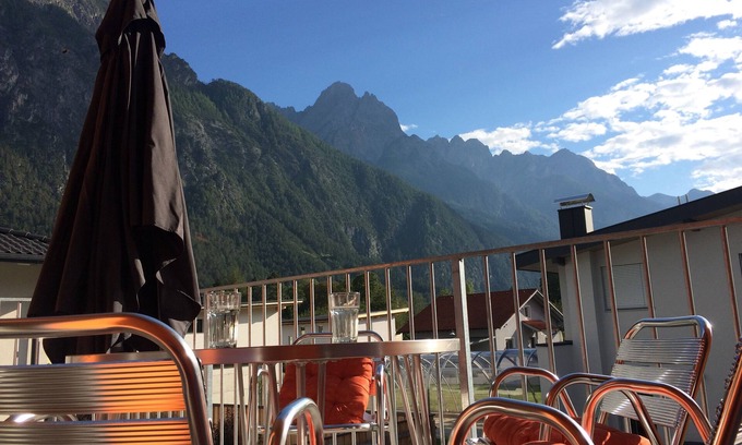Lienz Apartamento | NUEVO Apartamento tranquilo con equipamiento de alta calidad y vistas a las montañas.