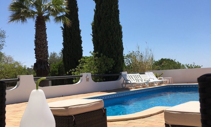 Benatrite Villa | Magnífica villa de 3 dormitorios en una zona tranquila con piscina privada y vistas lejanas al mar.