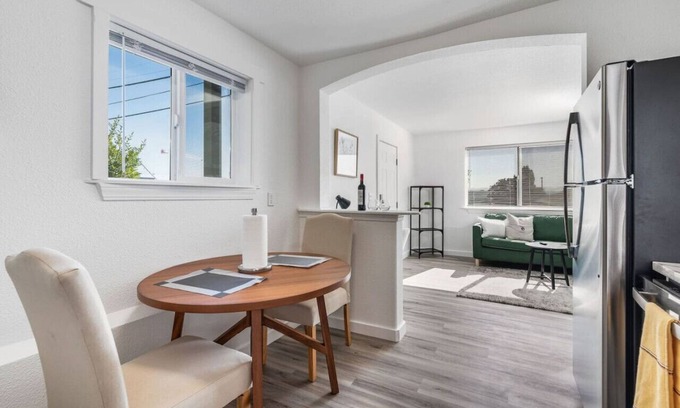 Hilltop Apartamento | New Remodeled 1BR/1BA in DT Tacoma - 1
