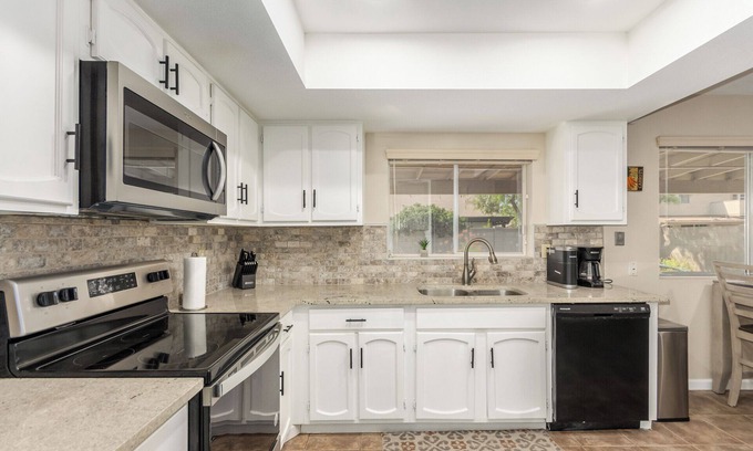 Dobson Ranch Casa | NEW! Remodeled & Fresh - Community Amenities Included! 30-Night Min Stay