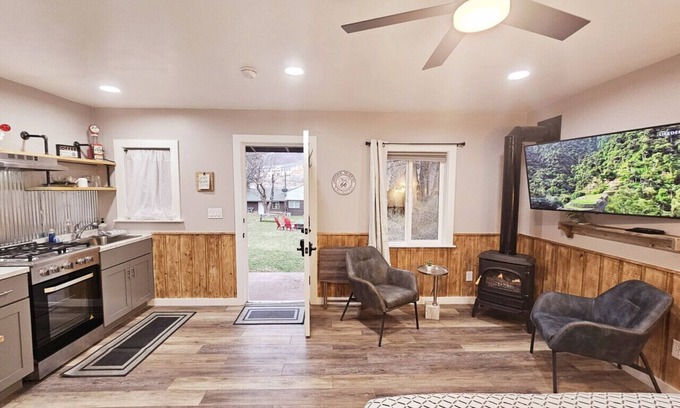 Glenwood Springs Cabina | NEW! Remodeled Cozy Rustic-Luxury w/ Kitchen #10