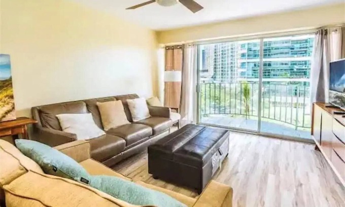 McCully - Moiliili Apartamento | NEW RENO 2 apts fit 12! 2 car parking, pool & more