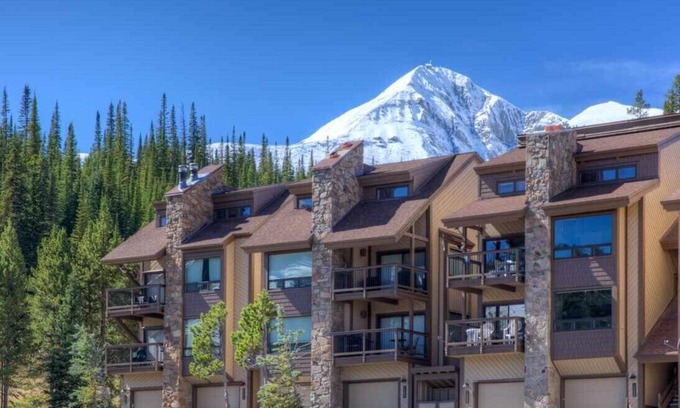 Big Sky Condominio | New Reno Ski In/Out Lux Modern Duplex w/ Private Hot Tub, Heated Garage, Views