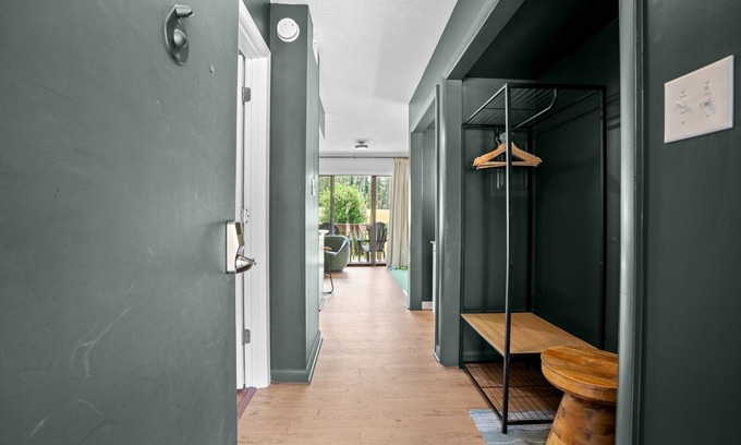 Pinehurst Condominio | NEW reno! Walk to Pinehurst CC, The Cradle and enjoy the indoor putting green!