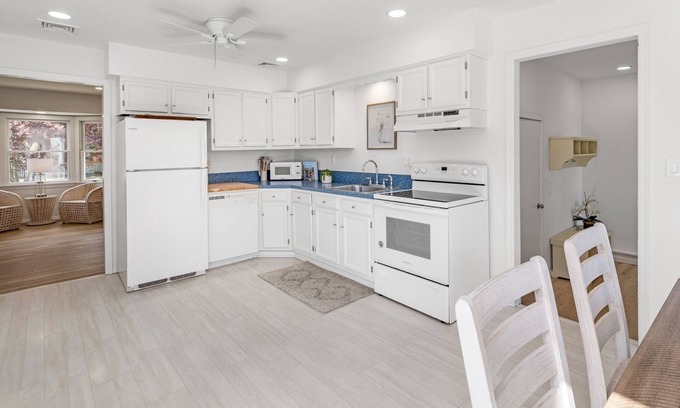 Westhampton Beach Casa | New Reno Westhampton Beach Heated Pool Steps to all village restaurants shops
