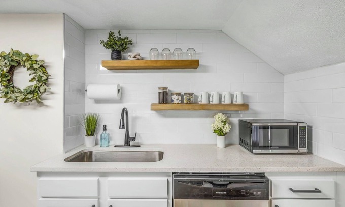 Berea Casa | New! Renovated 1BR w/ King: Modern Comfort
