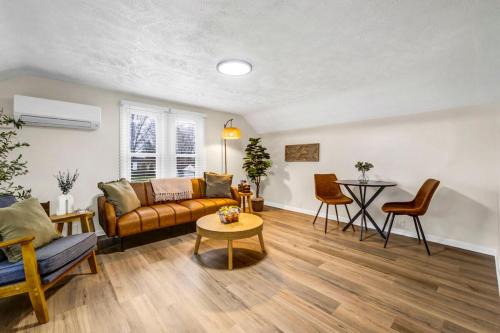 Berea Casa | New Renovated 1BR with King Modern Comfort