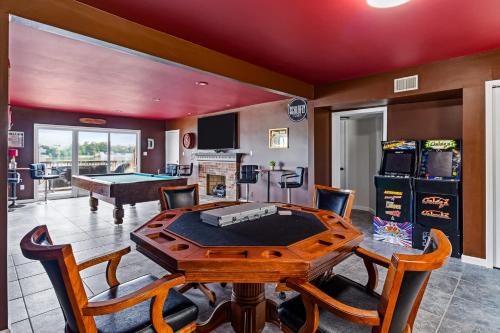 Utica Casa | New Renovated 5BD Home with Hot Tub Sauna & Game Rm