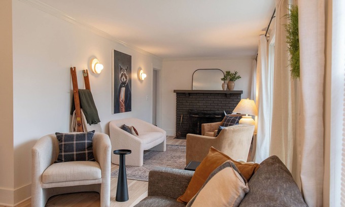 Bennington Casa | NEW!! Renovated historic 3 BR 2 full BA. Walkable to downtown. Restaurants/Shops