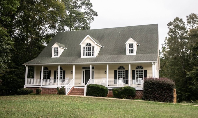 Bracey Casa | New Renovated Lake Front Home 6,000 SqFt Sleeps 22