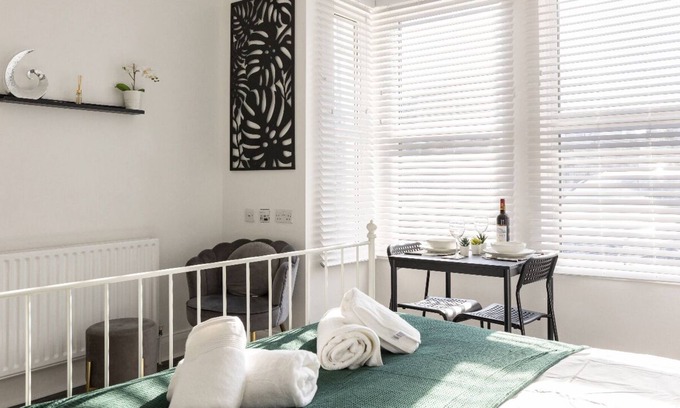 Southall Green Apartamento | New renovated studio garden flat 7 mins from Elizabeth line!