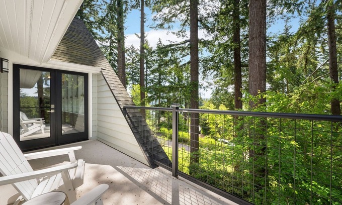Kenmore Casa | New! Renovated retreat 13 miles to Seattle TV/foosball room, Outdoor Grill, Fireplace, Sport Court