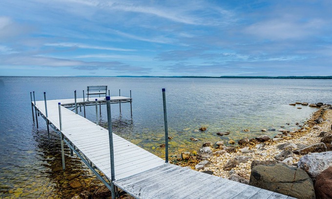 Sturgeon Bay Cabina | Rustic Lakefront Cabin | Kayaks & Bikes
