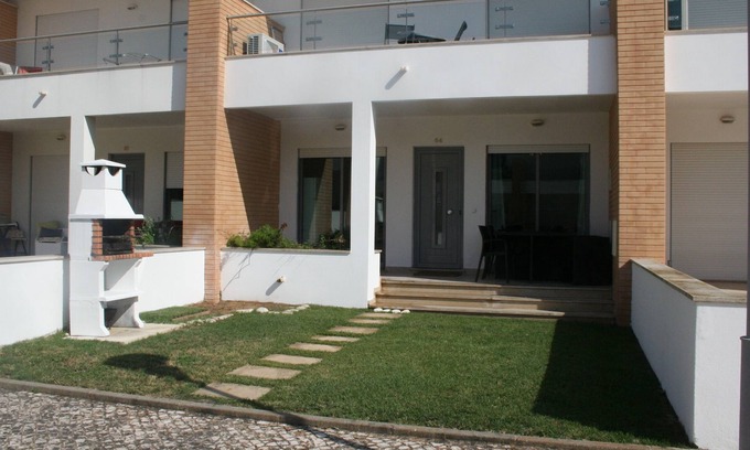 Mosqueira Casa | Nueva casa adosada de 2 dormitorios en hermoso condominio privado