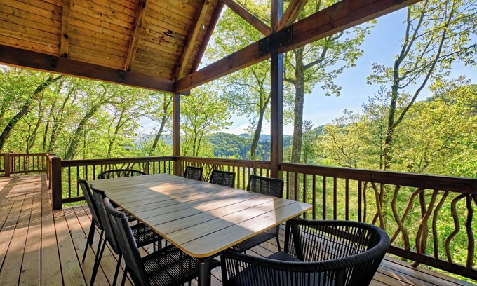 Cullowhee Casa | New Rental : Enjoy Lake Glenville & Mountain Views from Hilltop Haven