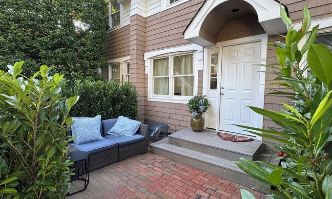 Hampton Bays Casa | New Rental! Prime location in Hampton Bays, 1 Bed/1 Bath Townhome