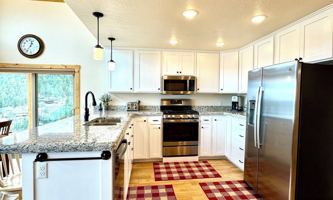 Mammoth Creek Cabina | New Rental. Sleeps 8. Family Getaway with Great Views of Panguitch Lake & Sunset