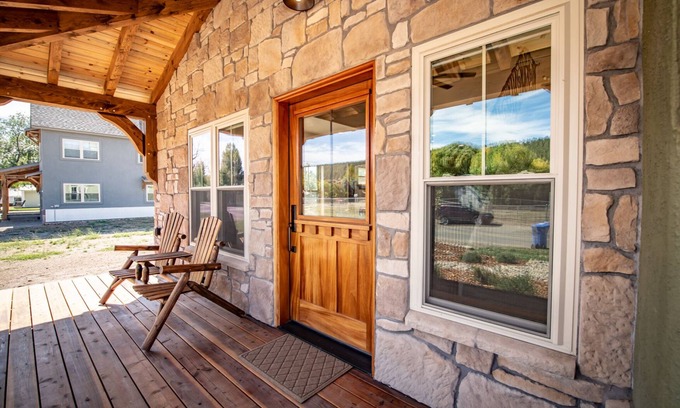 Pagosa Springs Cabina | New Rental! Walk to Downtown and Hot Springs, New Home, A/C, Tesla Charger!