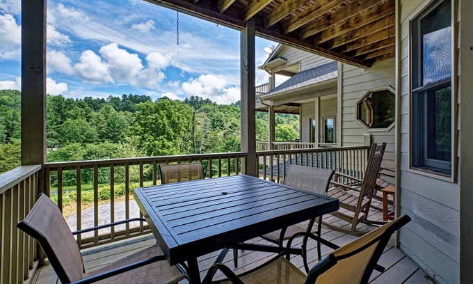 Glenville Casa | New Rental with Lake Glenville View! Prairie Springs B