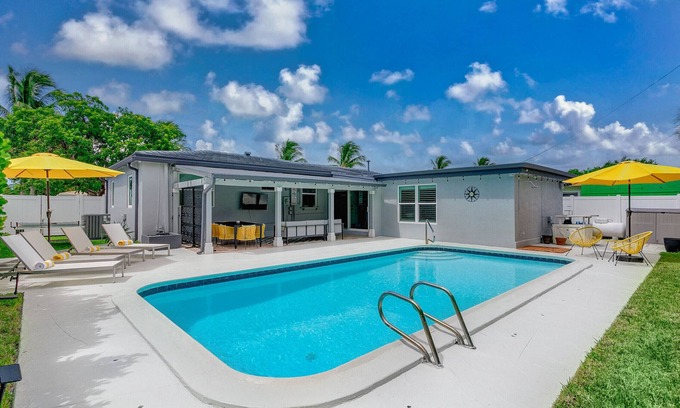 Southside Casa | New! Resort-style home & heated pool Newly renovated-Great location in SoSo WPB!
